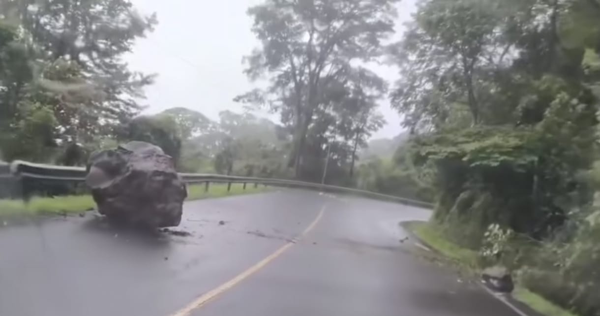 Despejan roca gigante que cayó en la carretera Matagalpa-Jinotega