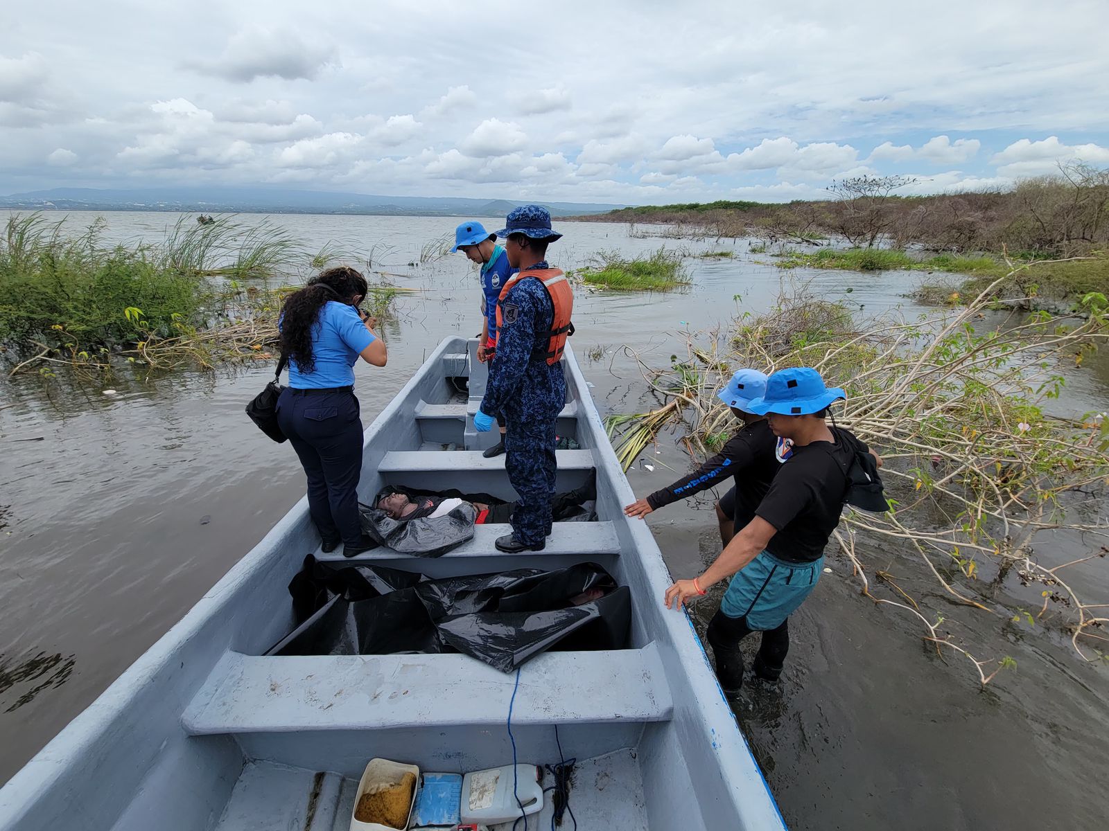 Rescatan cadáveres de dos pescadores que naufragaron en el Lago Xolotlán