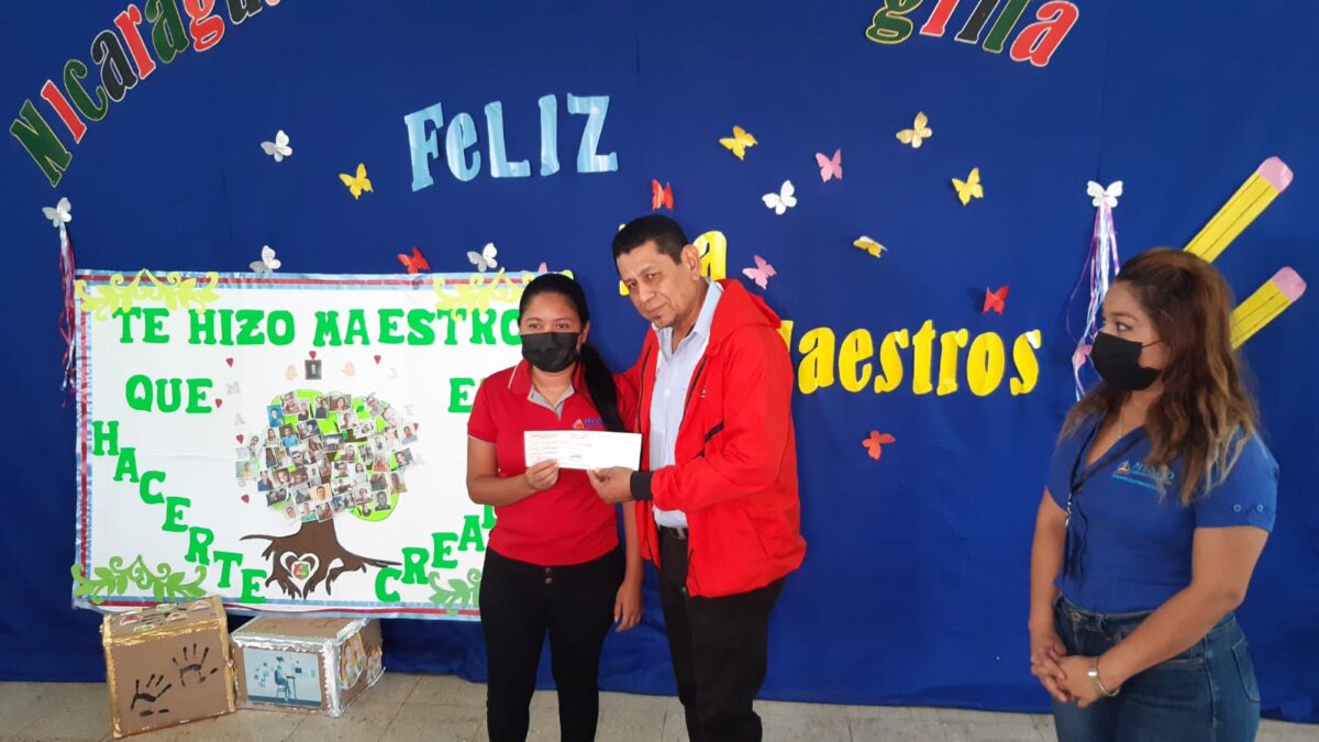 Compañera Rosario anuncia entrega de bonos para maestros nicaragüenses