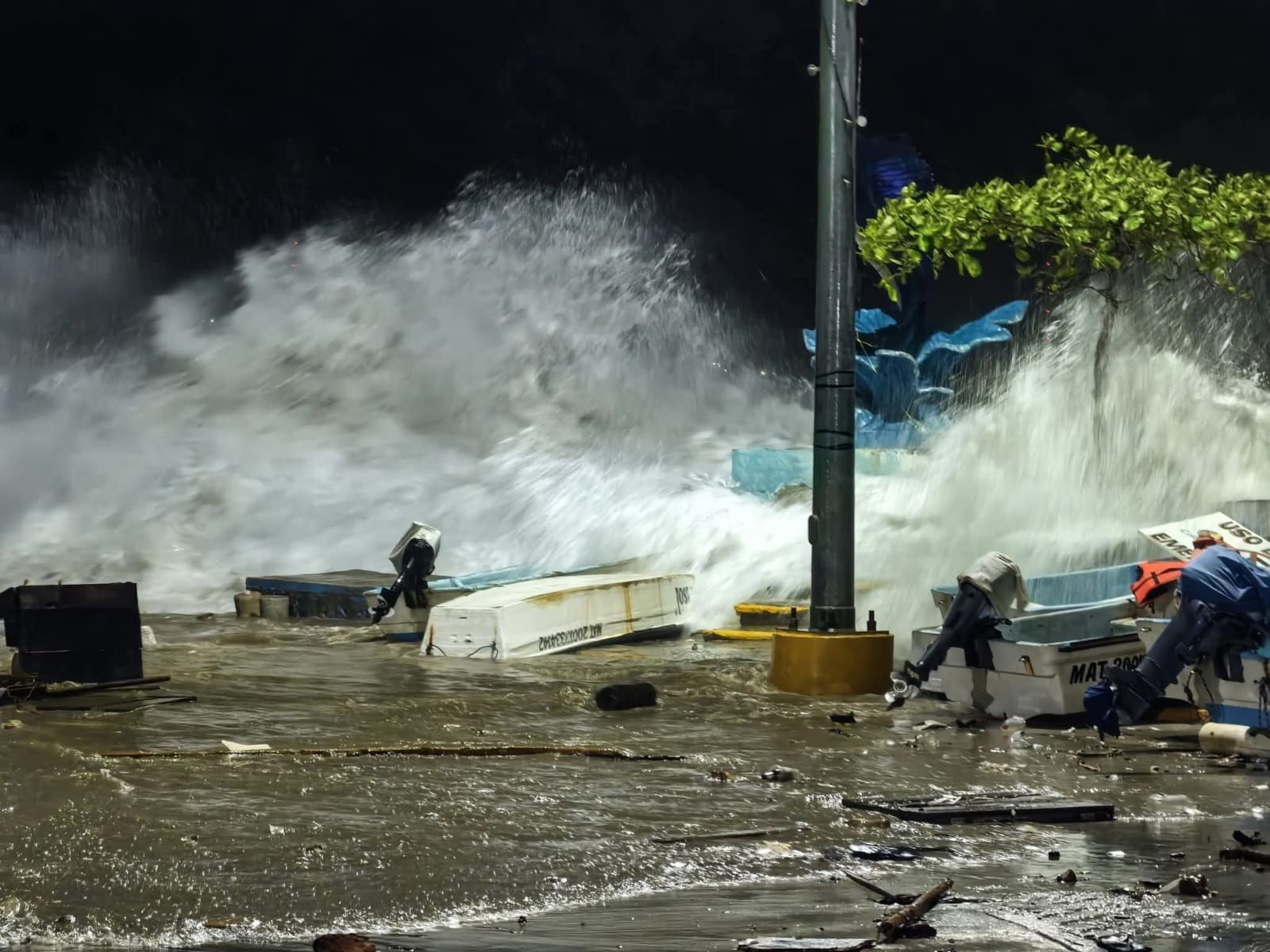 Huracán Erick provoca daños en 16 municipios mexicanos de Oaxaca y Guerrero