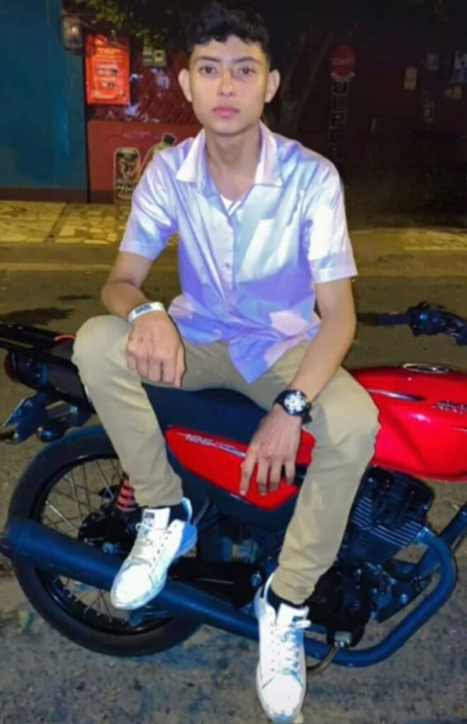 Joven instructor de educación vial muere al impactar con su moto contra un poste en Managua