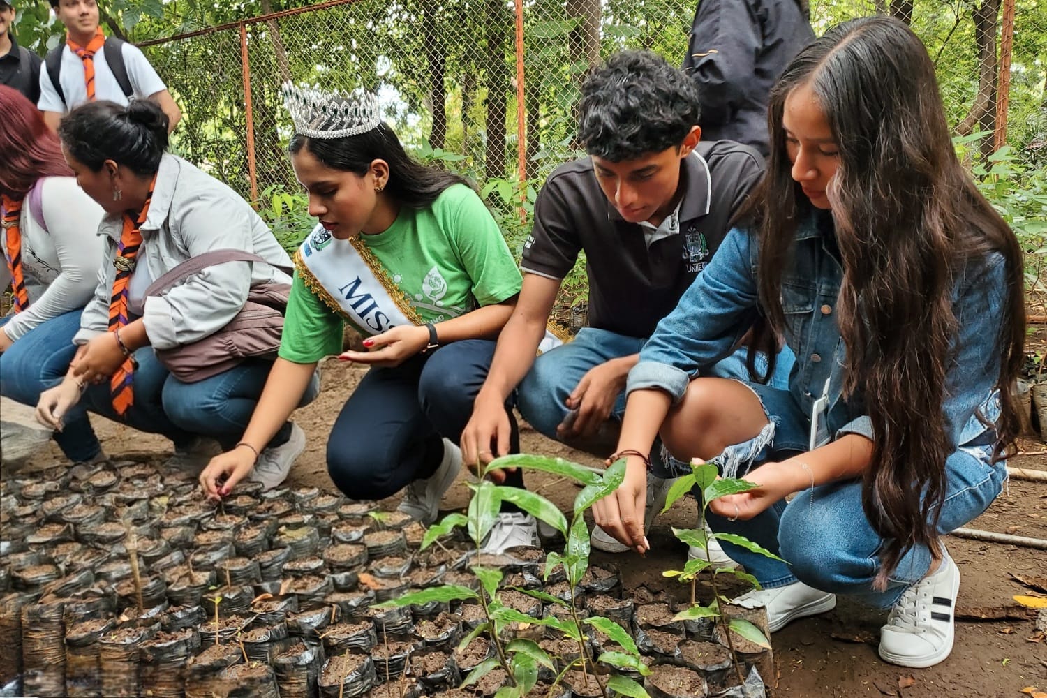 Jóvenes comprometidos con la protección y sostenibilidad ambiental