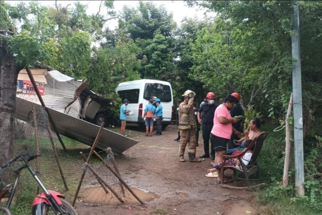 A granadino en el día de su cumpleaños le cae árbol en su casa y deja dos lesionados