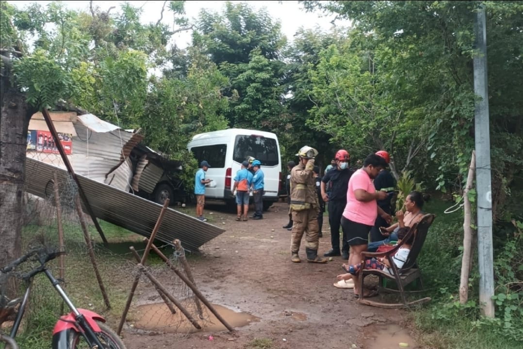 A granadino en el día de su cumpleaños le cae árbol en su casa y deja dos lesionados
