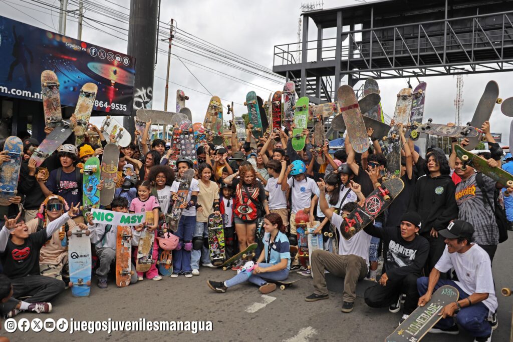 Practicantes del skateboarding conmemoran su día demostrando sus destrezas en Managua