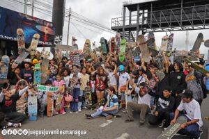 Practicantes del skateboarding conmemoran su día demostrando sus destrezas en Managua