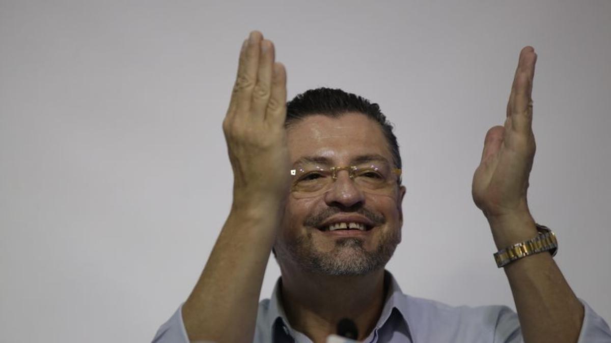 Fiscalía acusa a presidente tico por presuntas estructuras paralelas