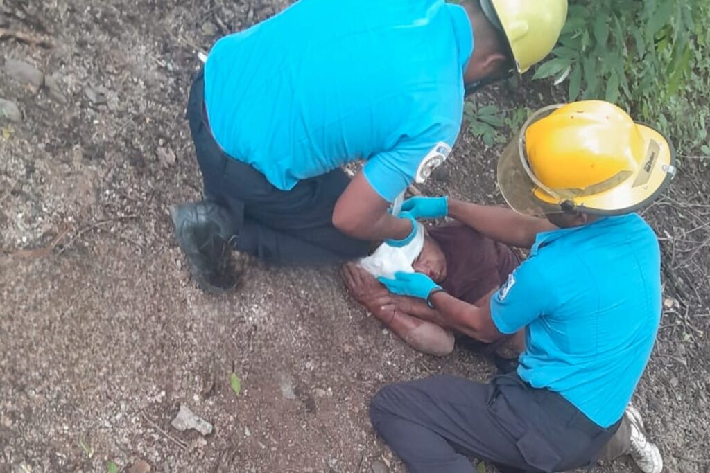 Bomberos Unidos atienden emergencia por caída desde un puente en Somoto