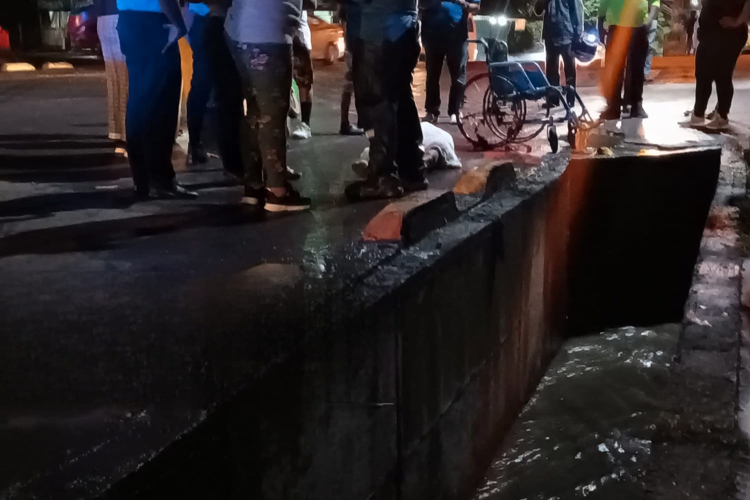Adulto mayor en silla de ruedas fallece al ser arrastrado por una corriente de agua en Sabana Grande