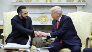 "Es un sistema duro, pero brillante": Trump elogia a Bukele y sopesa una medida para El Salvador