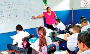 Gobierno saluda a maestros