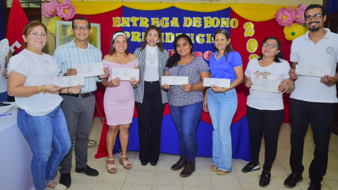 Más de 53 mil maestros nicaragüenses beneficiados con Bono Presidencial
