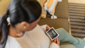 Niña de 12 años y hombre de 65