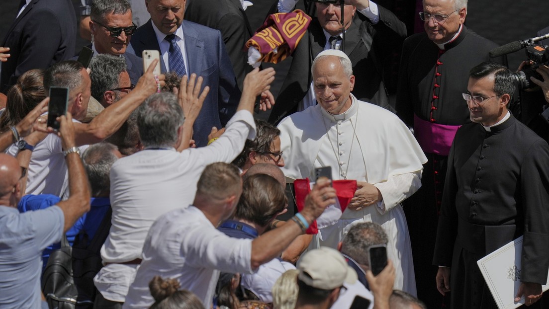 Lanzan un objeto a la cabeza del papa León XIV
