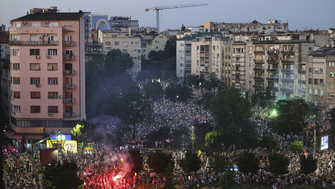 Protestas masivas opositoras paralizan la capital de Serbia