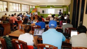 UNA capacita a docentes sobre inteligencia artificial