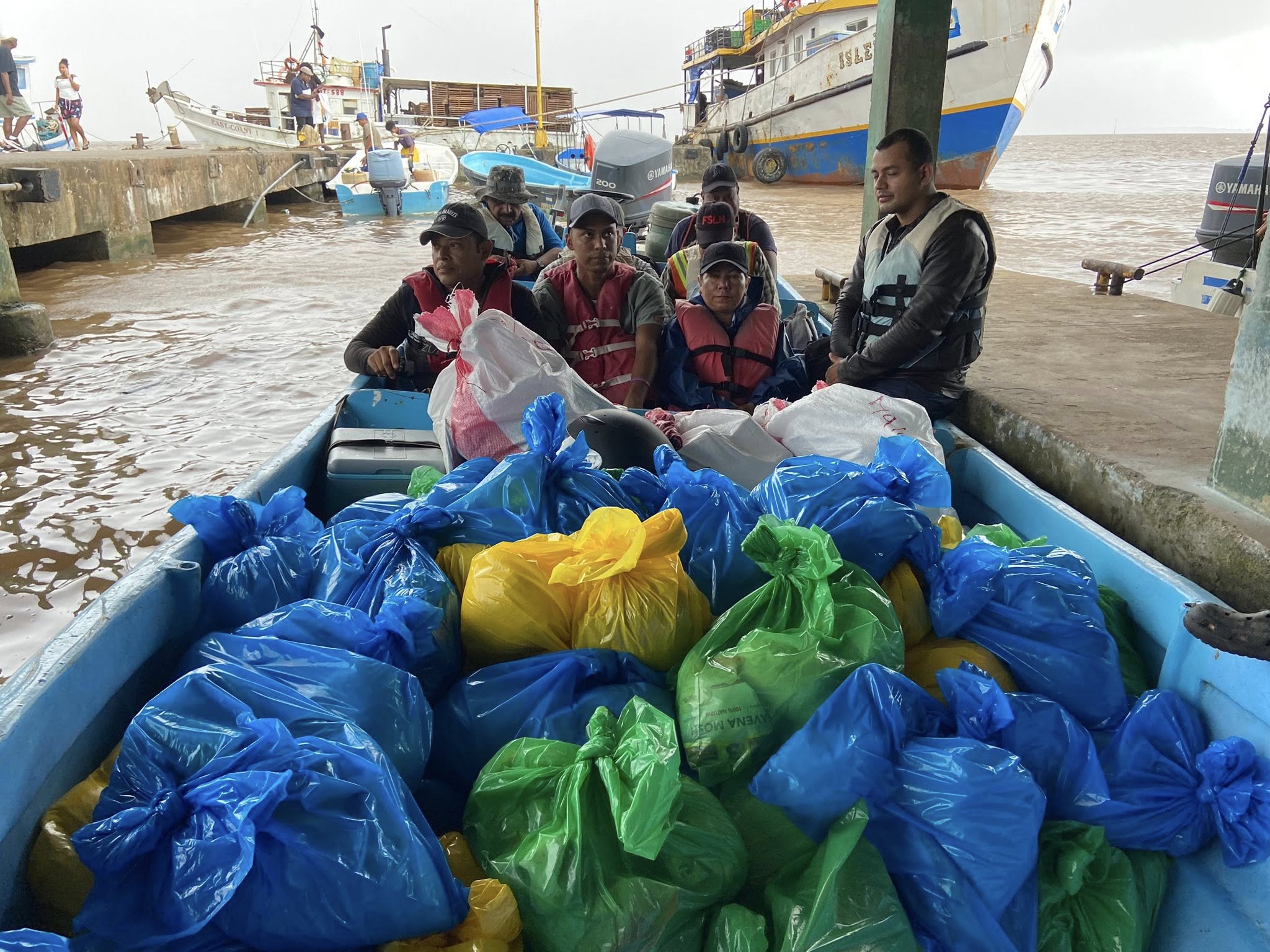 Llevan ayuda y atención médica a comunidades afectadas por inundaciones en el Caribe Sur