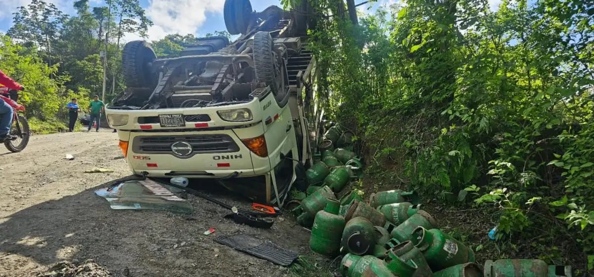 Vuelco de un camión deja dos lesionados en Nueva Segovia
