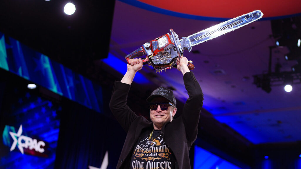 icónica foto con la motosierra de Milei