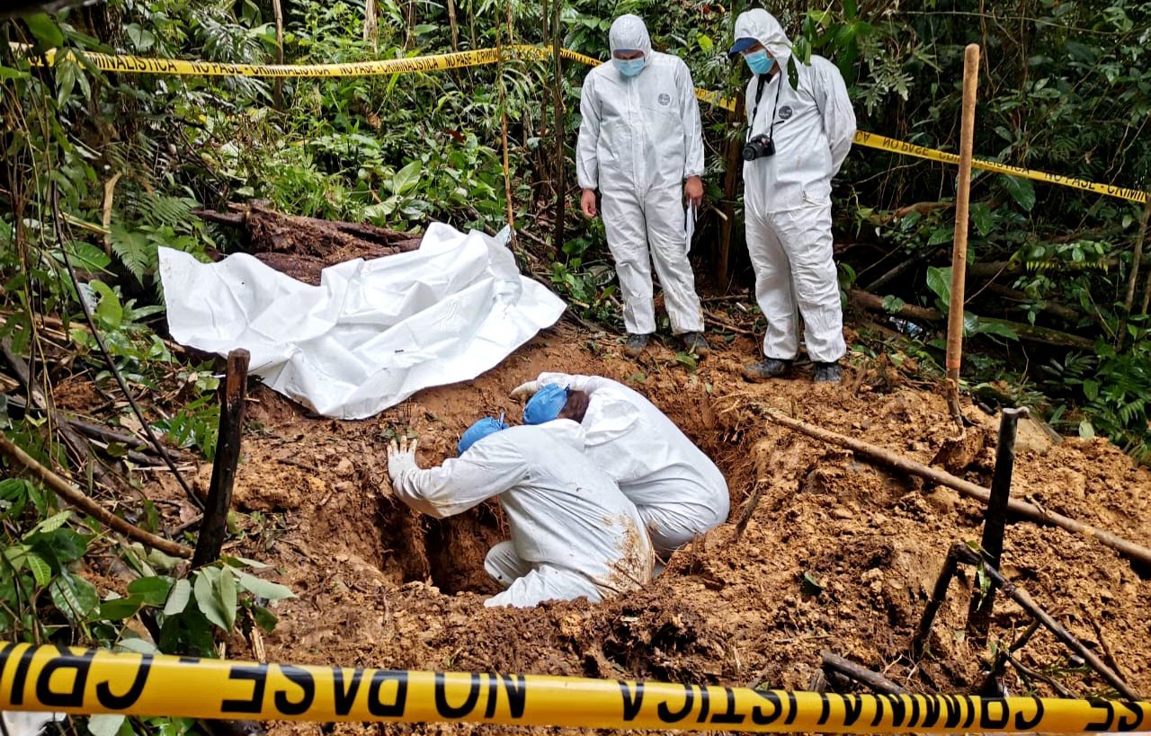 Hallan en Colombia una fosa común con 8 líderes sociales y religiosos