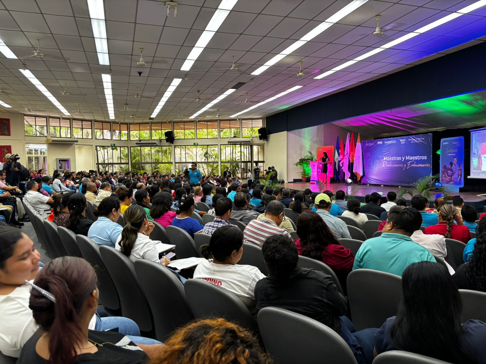 Más de 50 mil maestros culminan el II seminario sobre historia e interculturalidad nacional