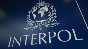 Interpol busca a sujeto acusado de violación