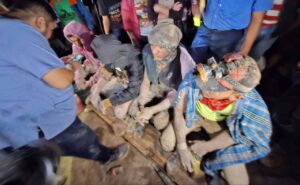 Mineros que estaban soterrados son rescatados