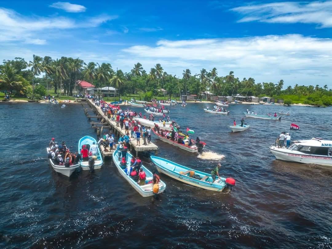 Pueblos originarios del Caribe Norte celebran el triunfo de la revolución con una caravana acuática