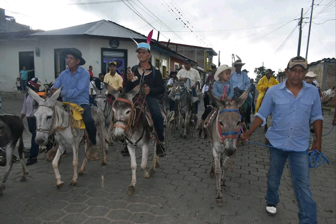 Somoto celebra el inicio de sus fiestas patronales con el tradicional Desfile de los Burritos