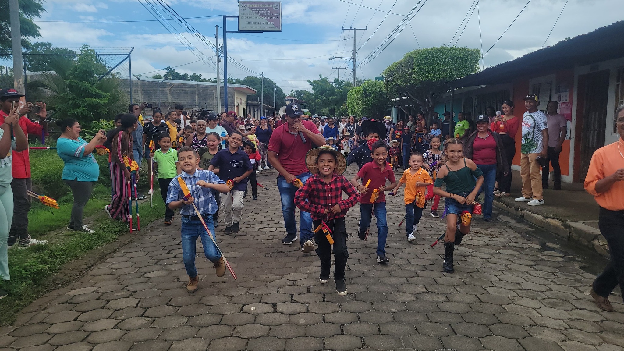 Más de 600 niños de Nandaime participan en Desfile de Caballitos de Palo