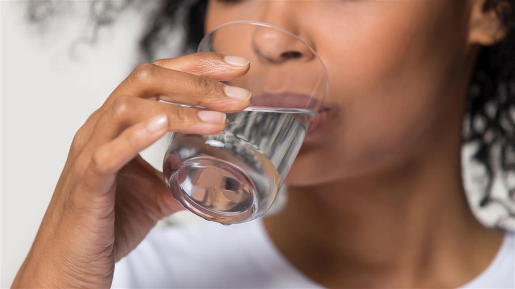 Beber agua reduce riesgo de accidente cerebrovascular