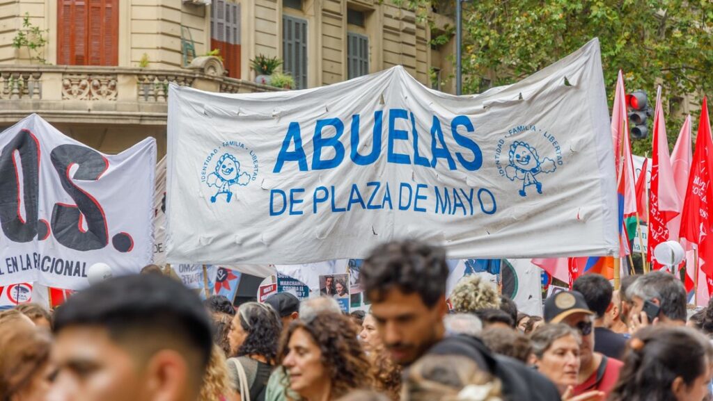 Abuelas de Plaza de Mayo