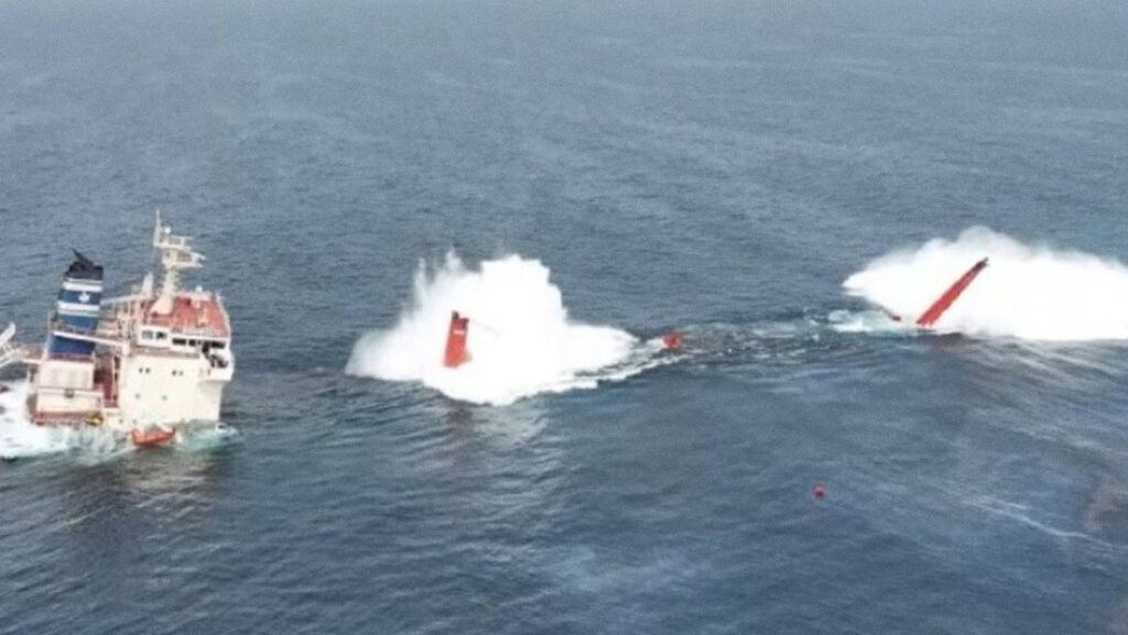 Hutíes muestran cómo hundieron un barco en el mar Rojo
