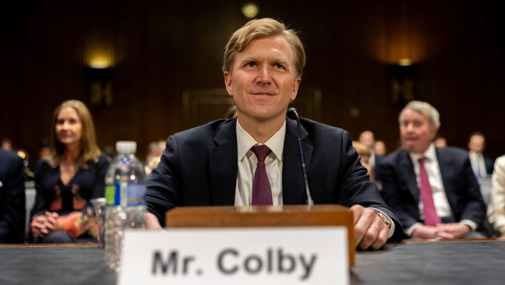 El 'cardenal gris' del Pentágono que frenó el envío de armas a Ucrania y desquicia al equipo de Trump