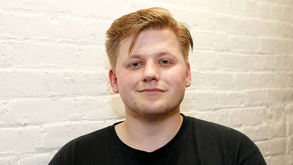 Se burla del intento de asesinato de Trump