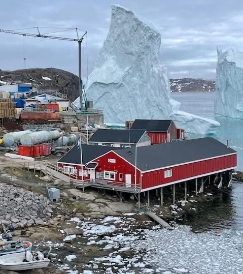 Gigantesco iceberg amenaza a la isla más grande del planeta con riesgo de olas enormes