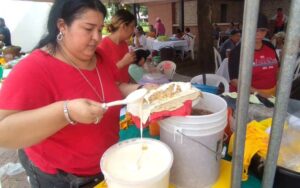Quesillos y refrescos tradicionales fueron degustado en festival capitalino