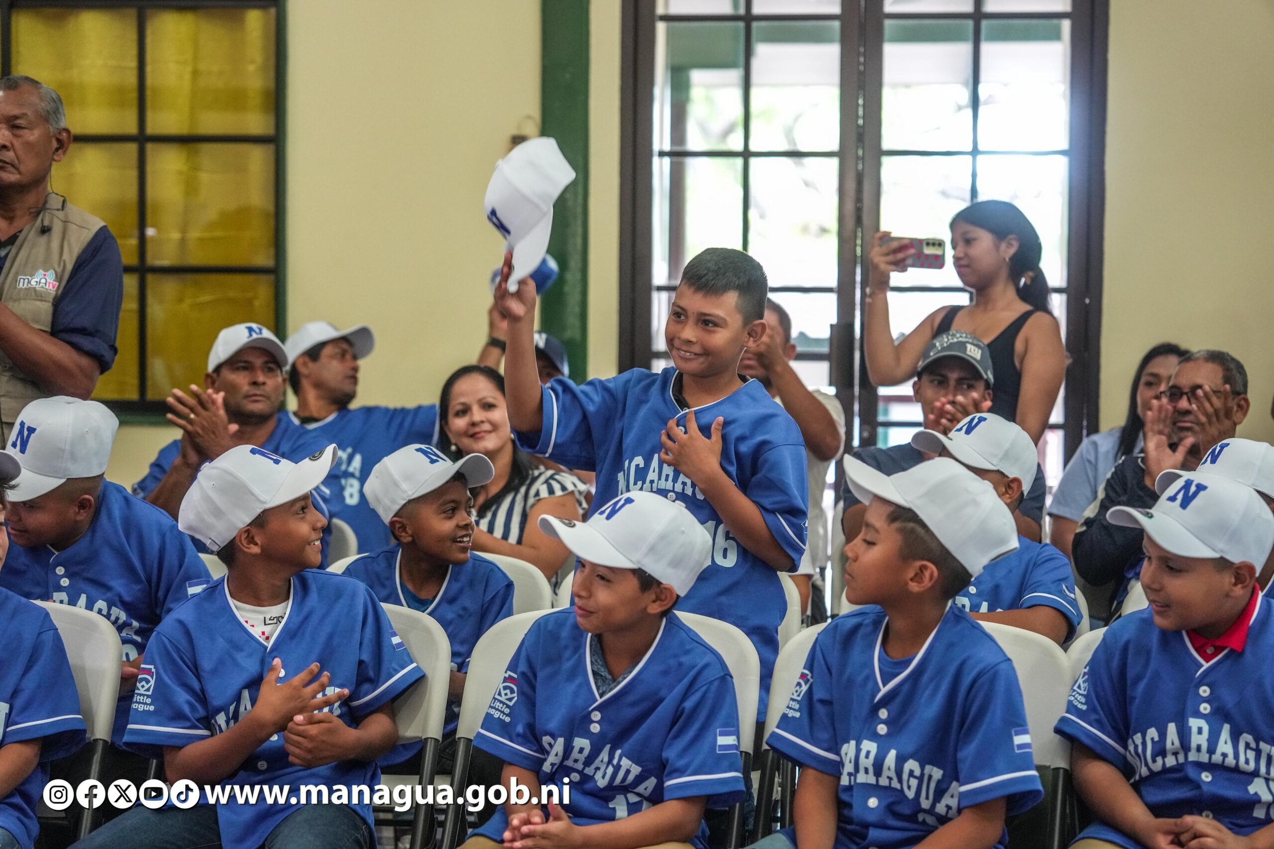 Abanderan a la selección de béisbol menor de cara a la serie latinoamericana en México
