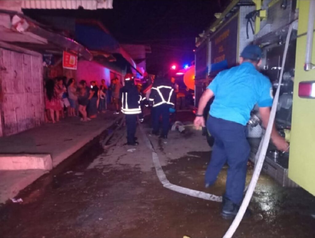 Incendio deja tramos hechos cenizas en el Mercado Oriental