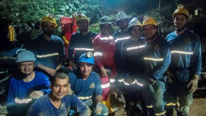 Rescatan a los 18 trabajadores atrapados en una mina