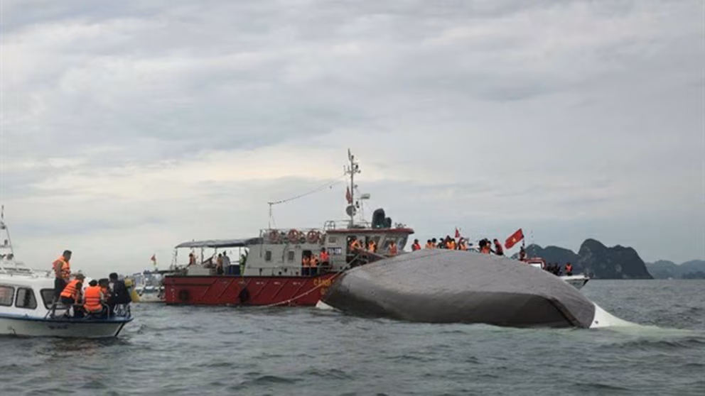 Al menos 28 personas murieron y varias están desaparecidas tras el naufragio de un barco turístico en Vietnam