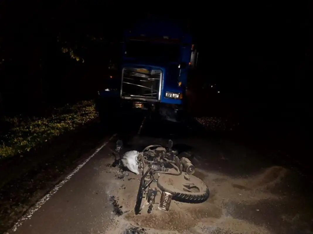 En Río San Juan motociclista muere al estrellarse de frente contra un camión