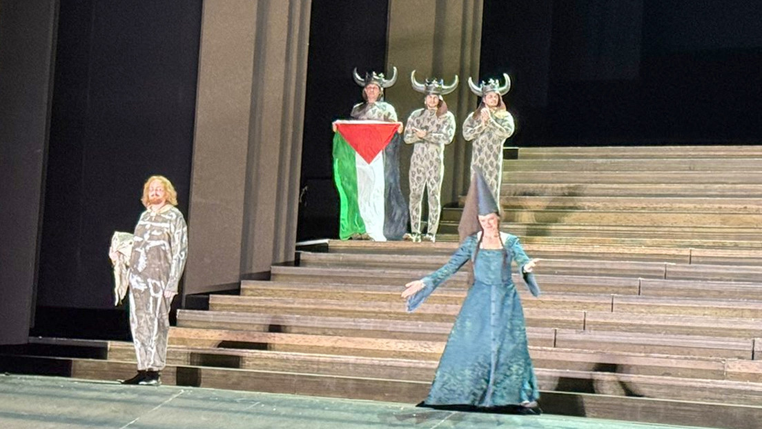 Intentan quitarle la bandera palestina a artista de una ópera en Londres
