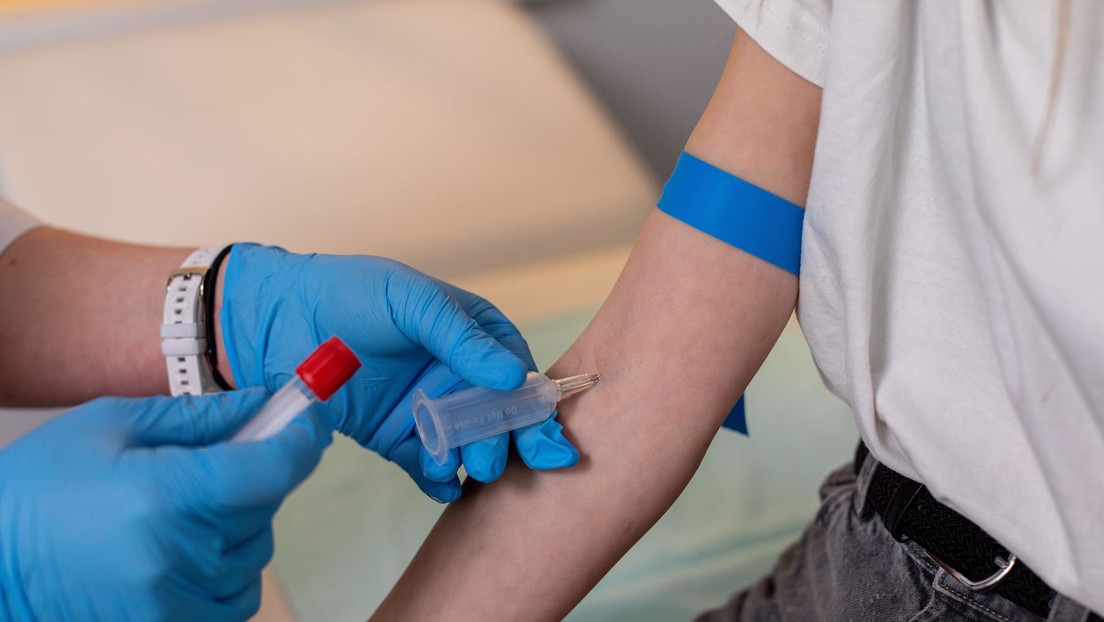 Entrenador de fútbol obligaba a sus alumnas a donar sangre por créditos académicos