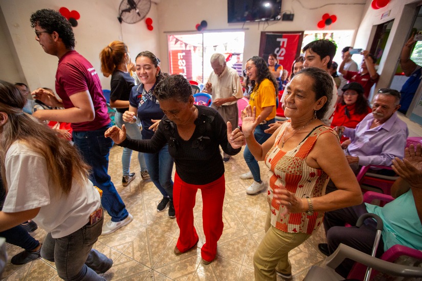 Adultos mayores en Managua comparten con estudiantes y Promotoría Solidaria