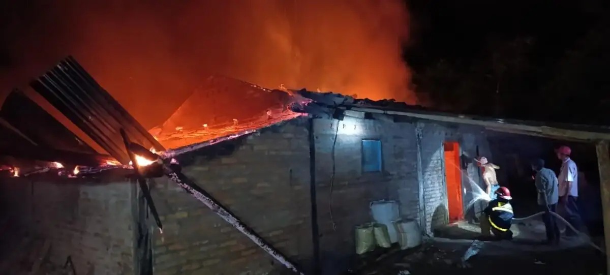 Incendio destruye por completo una vivienda en la comarca Las Pilas, León