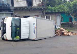 Camión que transportaba alcohol se vuelca en Boaco