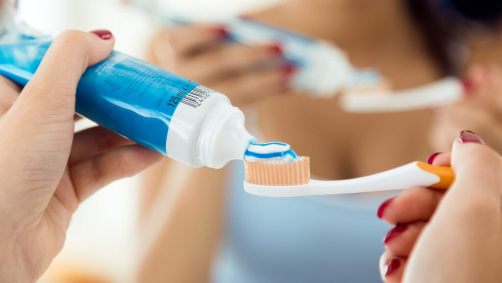 Prohíben la venta de una célebre pasta dental tras mostrar efectos adversos