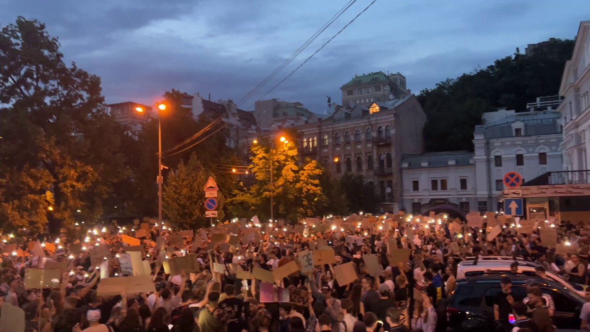 “Zelenski es un demonio”: Estallan protestas en Ucrania tras la ofensiva de Zelenski contra agencias anticorrupción