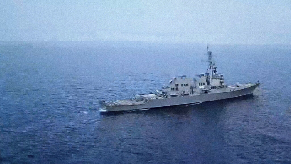 Irán obliga a un destructor de EE.UU. a cambiar de rumbo